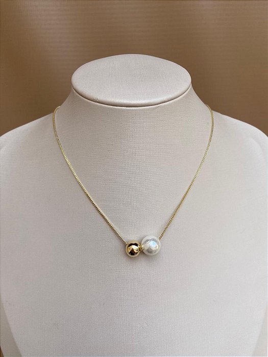 COLAR DUAS PEROLAS DOURADA E BRANCA 40CM