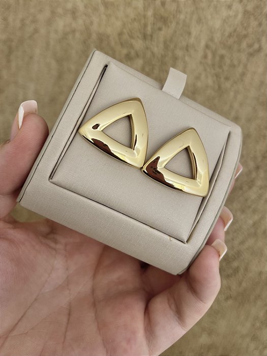 Brinco liso triangulo dourado