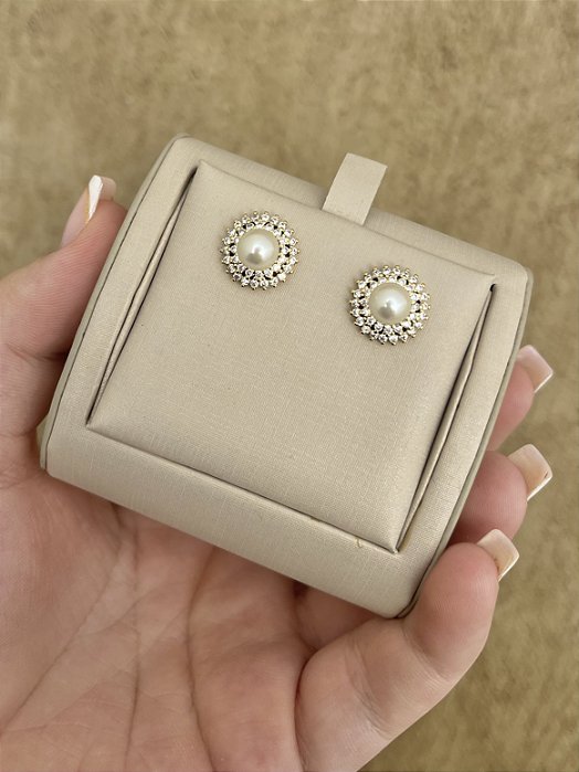 Brinco pérola cravejado dourado