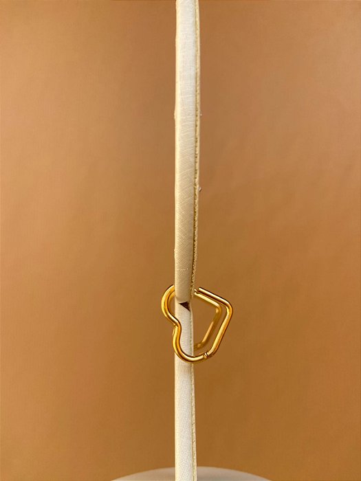 BRINCO ARGOLA CORAÇÃO DOURADO AÇO INOX