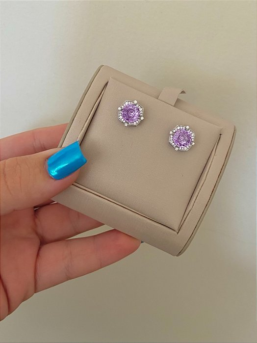 BRINCO CRAVEJADO FLOR LILAS