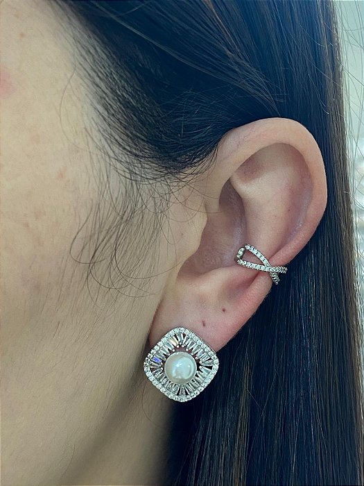 BRINCO DE PEROLA COM HELO DE BAGUETTES RODIO