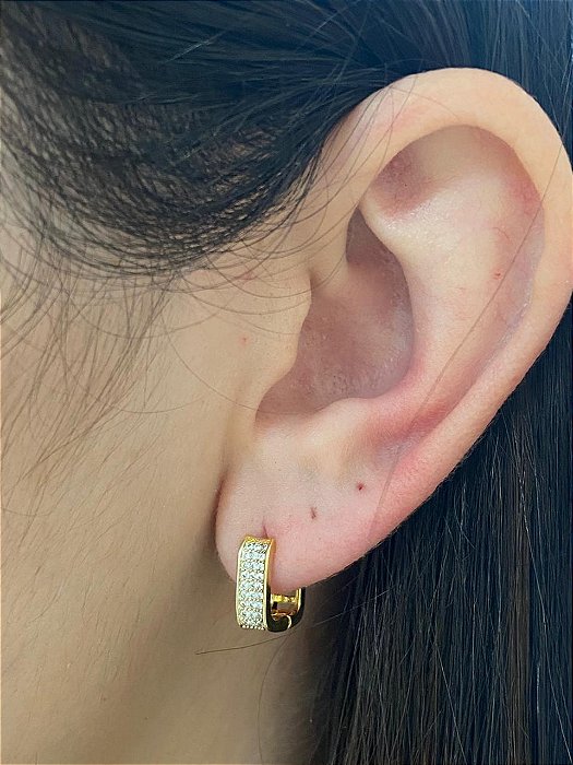 BRINCO ARGOLA CLICK QUADRADA CRAV 3 FILEIRAS COM ZIRCÔNIA