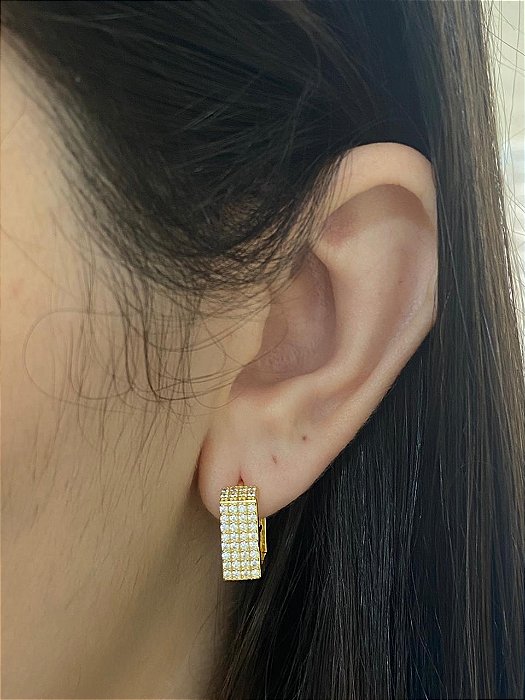 BRINCO ARGOLA QUADRADA CRAVEJADO