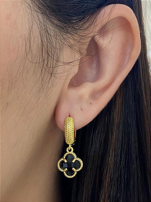 BRINCO ARGOLA PINGENTE DE TREVO ZIRCÔNIA PRETO