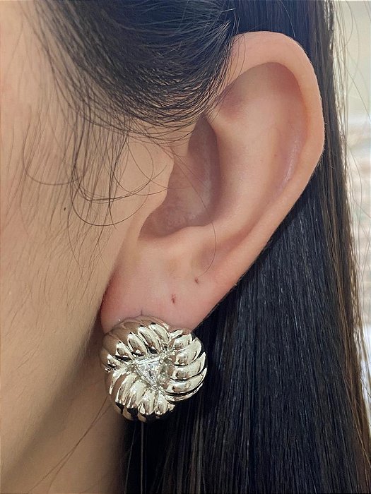 BRINCO DE NÓ ENTRELAÇADO COM ZIRCÔNIA NO CENTRO RODIO