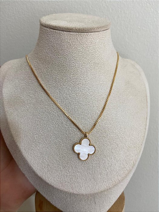 COLAR DOURADO TREVO MADREPEROLA