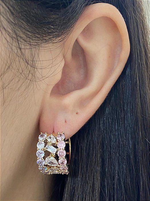 BRINCO CLICK DOURADO CRAVEJADO ZIRCÔNIA ROSA BEBÊ E AZUL CLARO