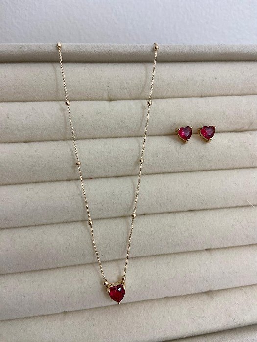 CONJUNTO DOURADO PONTO DE LUZ EM ZIRCÔNIA RUBI CORAÇÃO