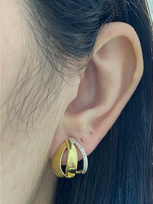 BRINCO TRES LINHAS FORMATO GOTA COM UMA LINHA CRAVEJADA DOURADO