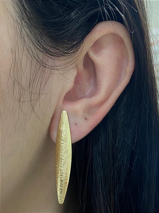 BRINCO NAVETE TEXTURIZADO DOURADO