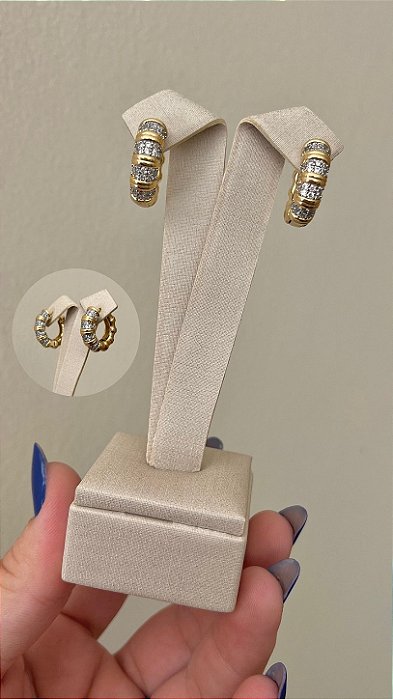 BRINCO ARGOLA CLICK TEXTURIZADA COM 4 LINHAS CRAVEJADAS