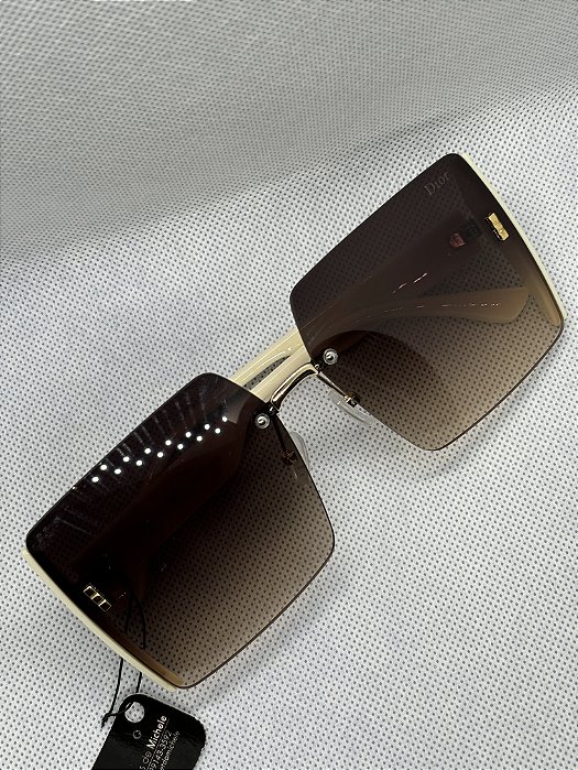Óculos de sol quadrado com brilho nude DIO