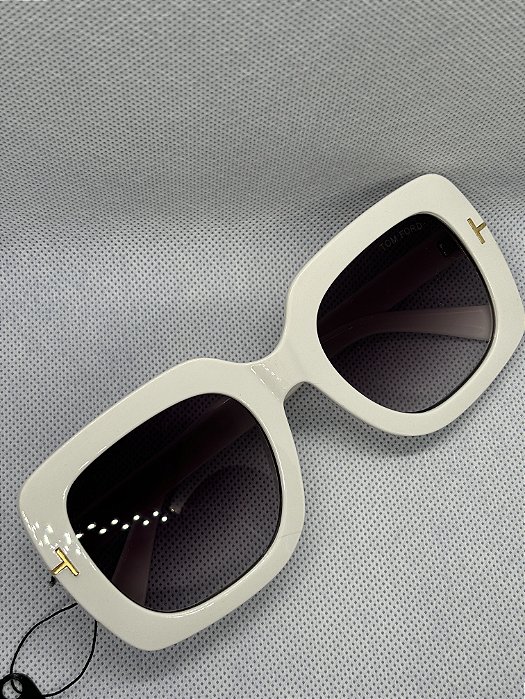 @ Óculos quadrado branco detalhes dourado TOM