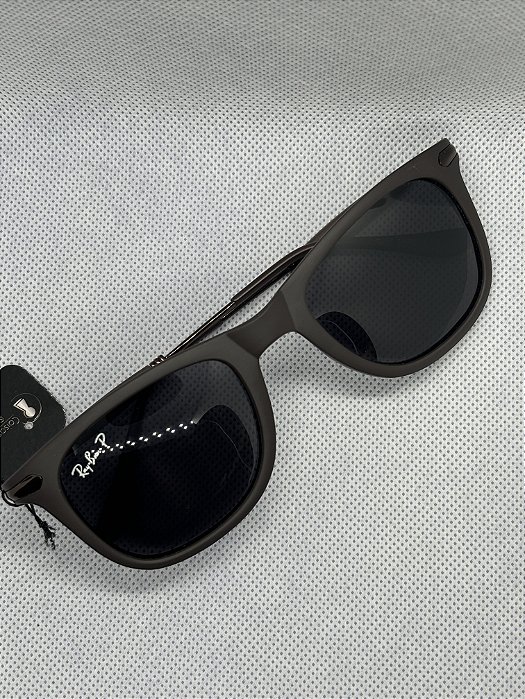 Óculos de sol marrom fosco