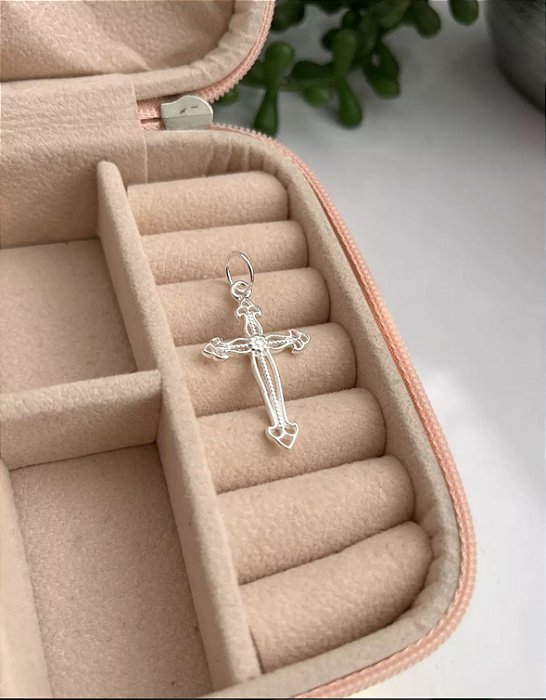 @ Pingente Cruz trabalhada detalhes vazados 28x18mm - Prata 925