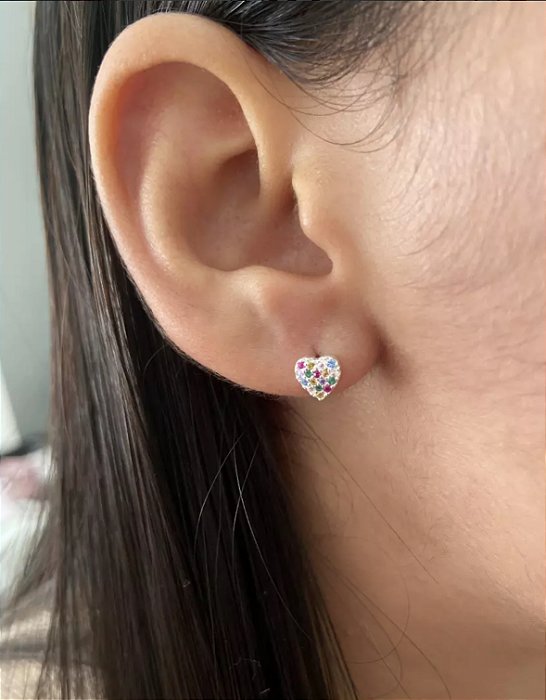 Brinco coração cravejado com zircônias coloridas - Prata 925