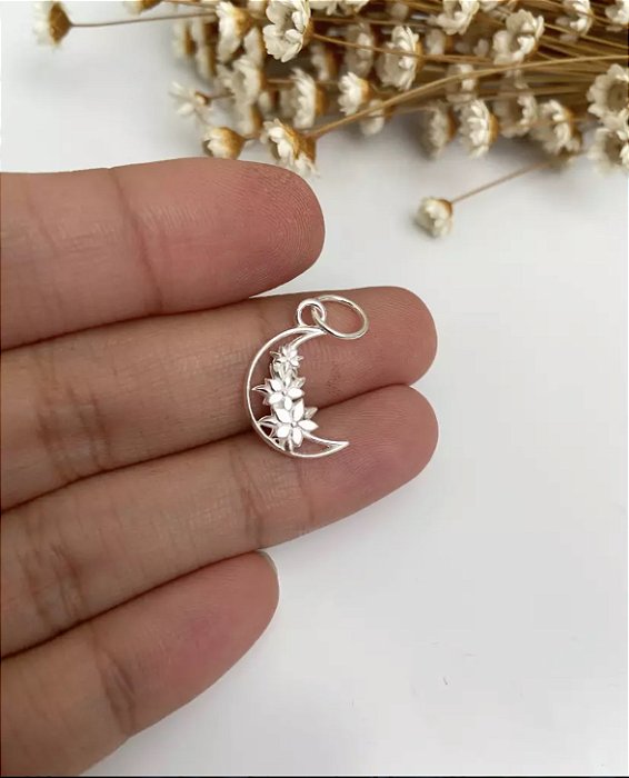 @ Pingente lua vazada detalhes em flores 15mm  - Prata 925