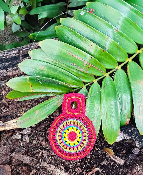 Colar Delicadeza - Mandala e quadrado vermelho