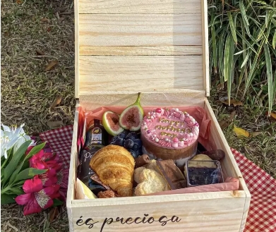 Cesta de Café Happy com bolo e delícias