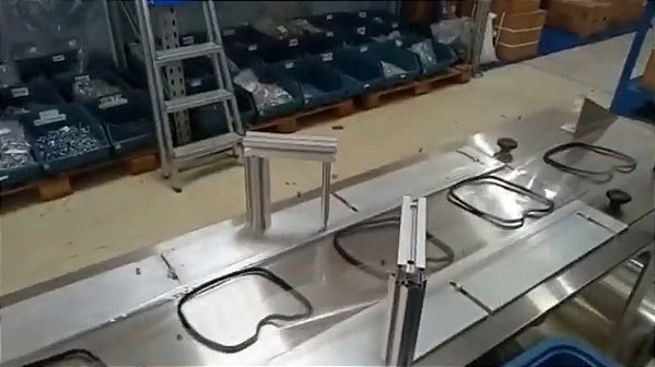 Embaladora FlowPack Invertida para Peças Automotivas