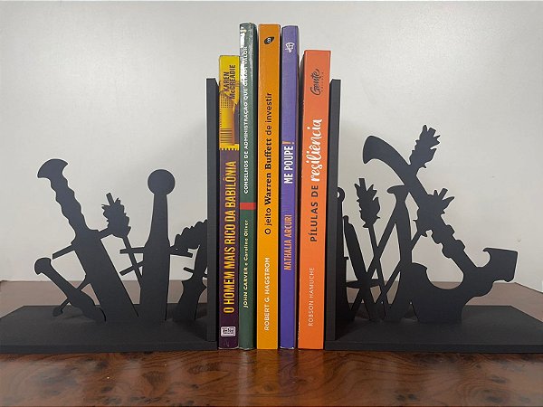 Aparador de livros flechas, espadas e machados