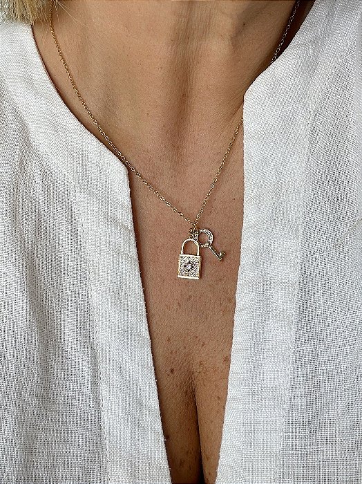 Colar Feminino Cadeado Chave Gold cravejado