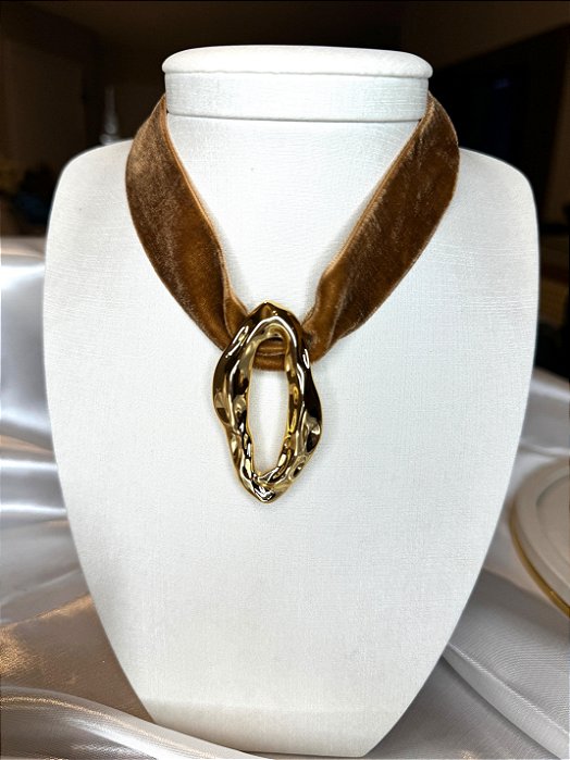 Colar Veludo com Pingente Abstrato Ouro