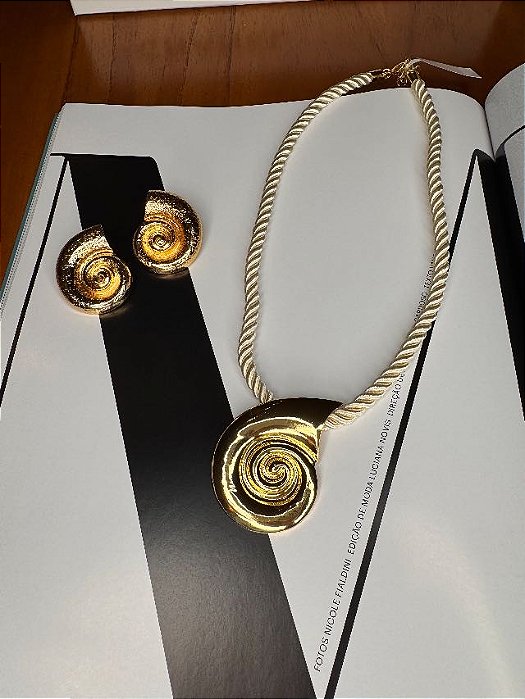 Colar em cordão acetinado com pingente Caracol banho Ouro