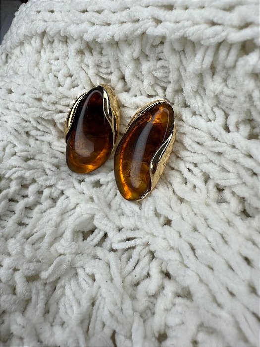 Brinco Botão orgânico resinado marrom