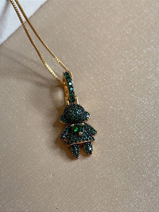 Colar pingente menina em microzircônias verde esmeralda