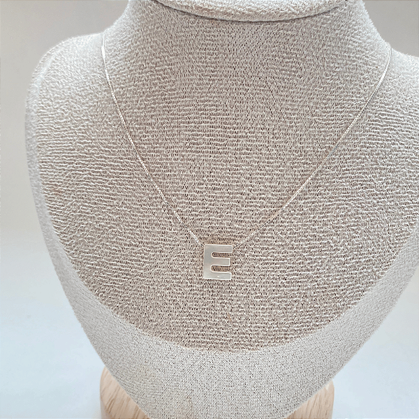 Colar letra madrepérola