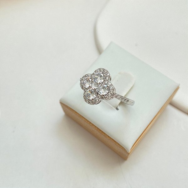 Anel trevo cravejado