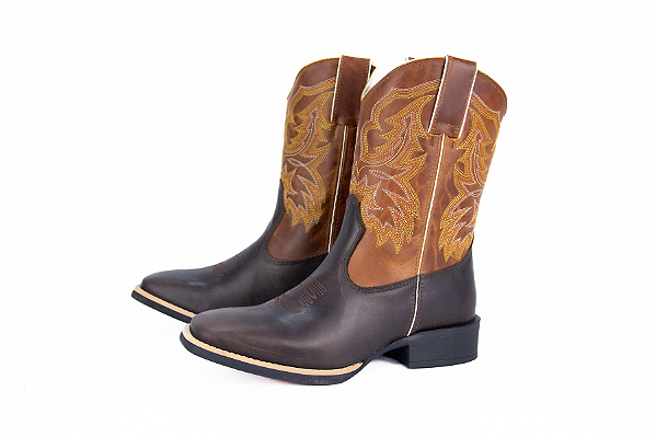 Bota Masculina Mr West - Cor: Fóssil Café/ Fóssil Mostarda/Bordado Branco/ Amarelo/ Bico Quadrado/ Solado Flex - Outlet