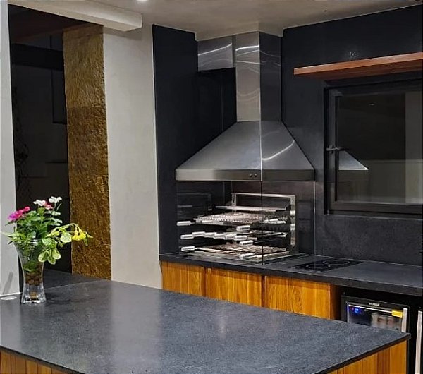 Churrasqueira Gourmet Média Completa Inox 430 Coifa 3 Águas com Vidros Incolor Lateral 5 espetos Grelha Moeda Suporte Suspenso Exaustor Duto e Capa