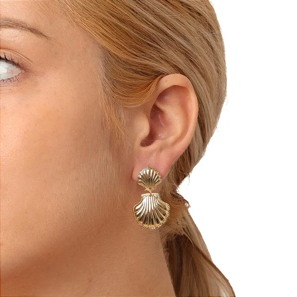 Brinco Grande de Concha • Banhado a Ouro 18k