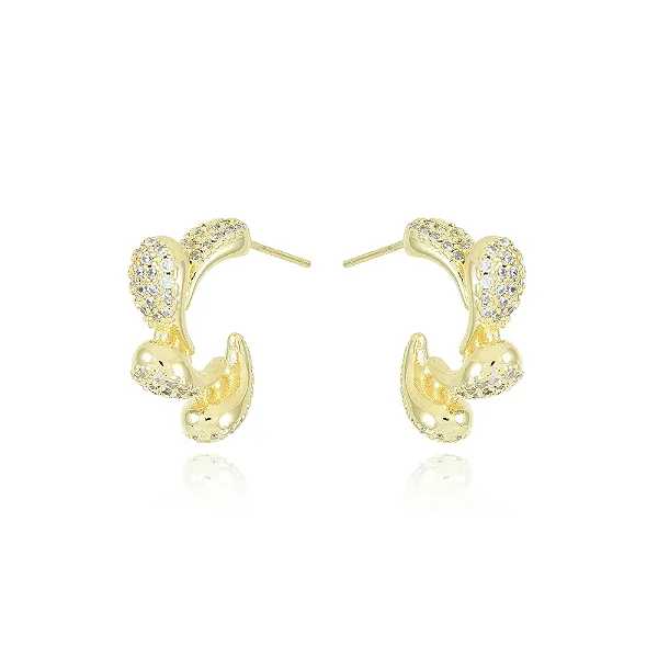 Brinco Meia Argola Detalhada Cravejado Cristal • Banhado a Ouro 18k