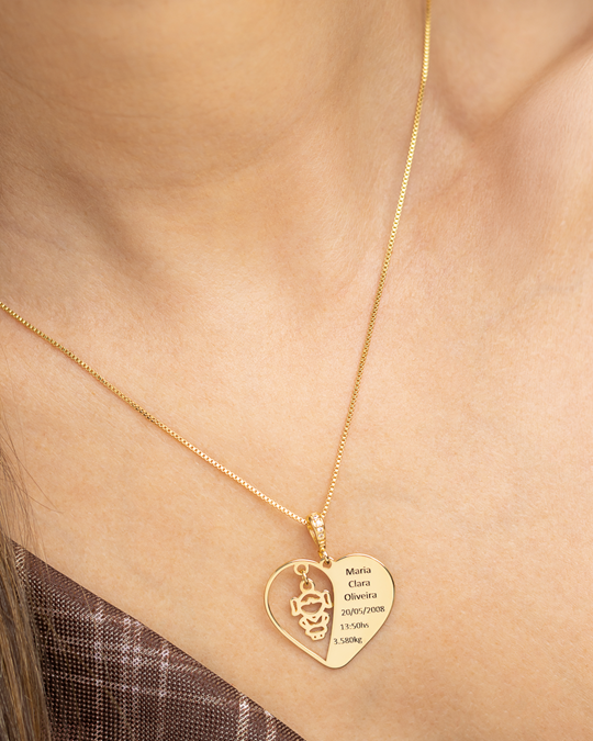 Colar Coração Personalizado com Dados do Bebê – Nome, Data, Hora e Peso (Banho Ouro ou Prata)