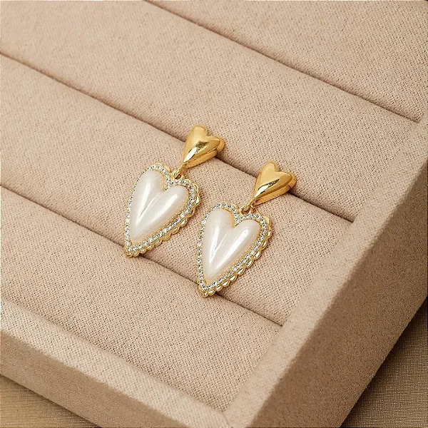 Brinco Coração Pendente Perolado com Borda Cravejada • Banhado a Ouro 18k
