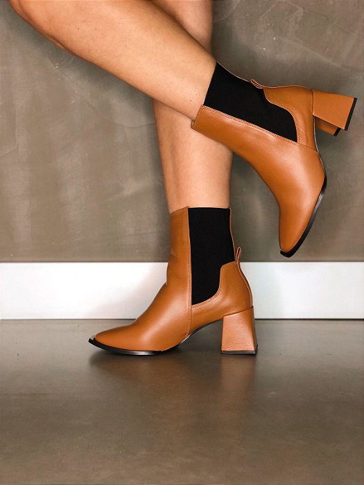 Bota Sarah em Couro Caramelo