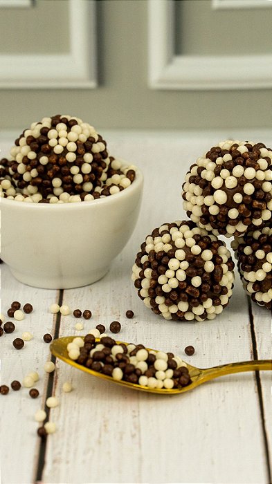 Brigadeiro com chocoball misto (mín 24 uni)