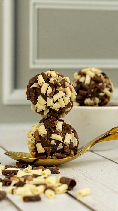 Brigadeiro com raspas de chocolate misto Callebaut  (mín 24 uni)