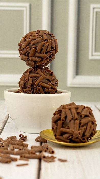 Brigadeiro com raspas de chocolate Callebaut  (mín 24 uni)