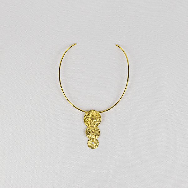 Choker Chapas de Metal Pendente com Textura Martelada