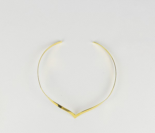 Choker Elegante com Peça Central em V Aberta