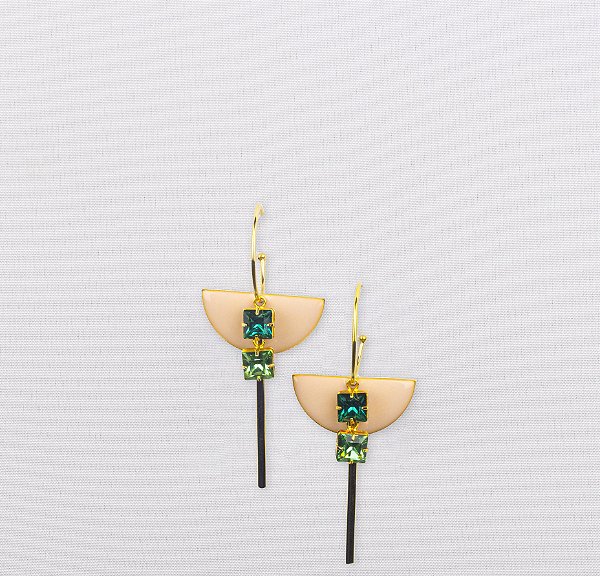 Brinco Elegante Pendente Pedra Chaton Quadrada e Esmaltado