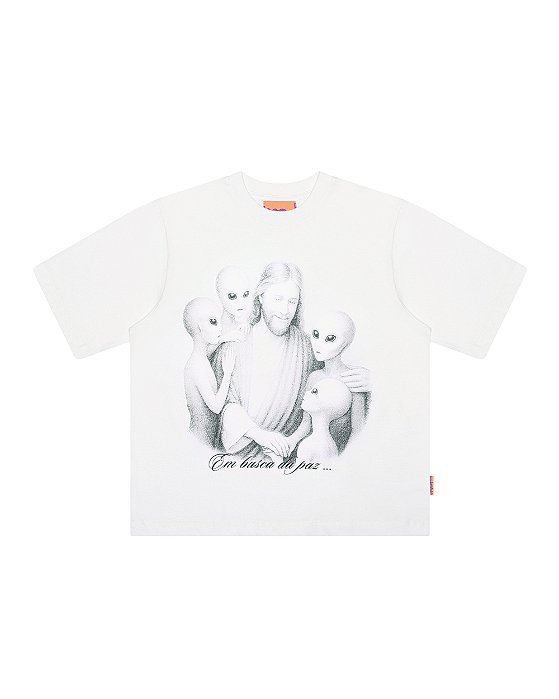 Camiseta Mad Enlatados Em Busca da Paz Off White