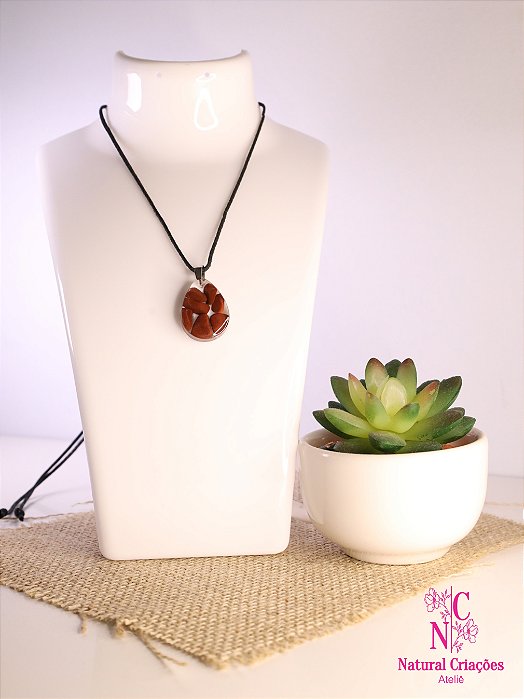 Colar com Pingente de Resina e Jaspe Vermelho