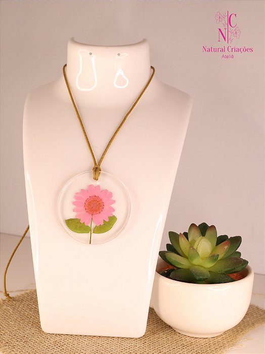 Colar com Pingente de Resina e Flores Naturais - MODEL-202410