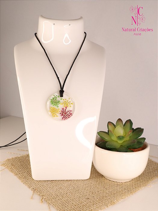 Colar com Pingente de Resina e Flores Naturais - MODEL-202412